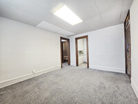 221 1st Ave N, Unit 4 in Jamestown, ND - Foto de edificio - Building Photo