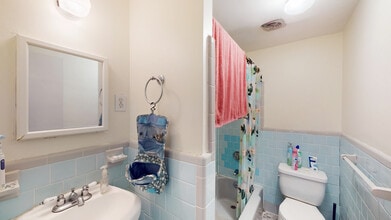 1073 Beacon St, Unit 1 in Brookline, MA - Foto de edificio - Building Photo