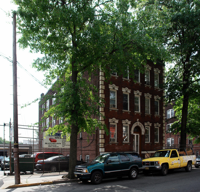 639 N 6th St in Newark, NJ - Foto de edificio - Building Photo