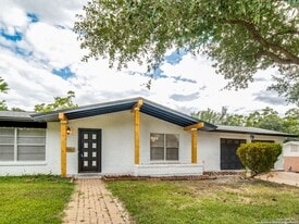 326 E Rampart Dr in San Antonio, TX - Building Photo
