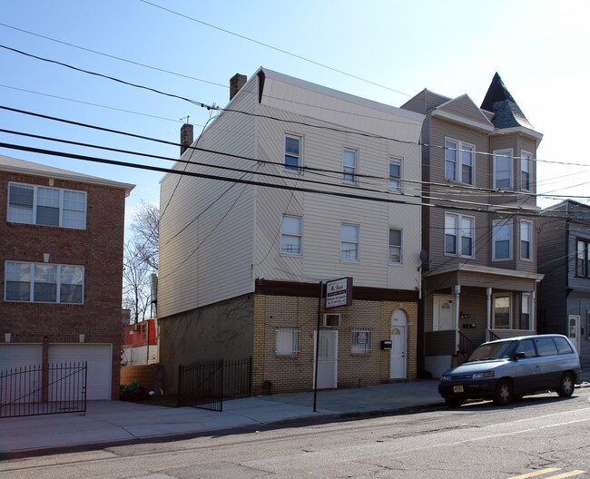 140 Hudson St in Newark, NJ - Foto de edificio - Building Photo