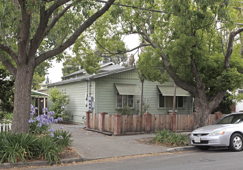 205-211 Vera Ave in Redwood City, CA - Building Photo