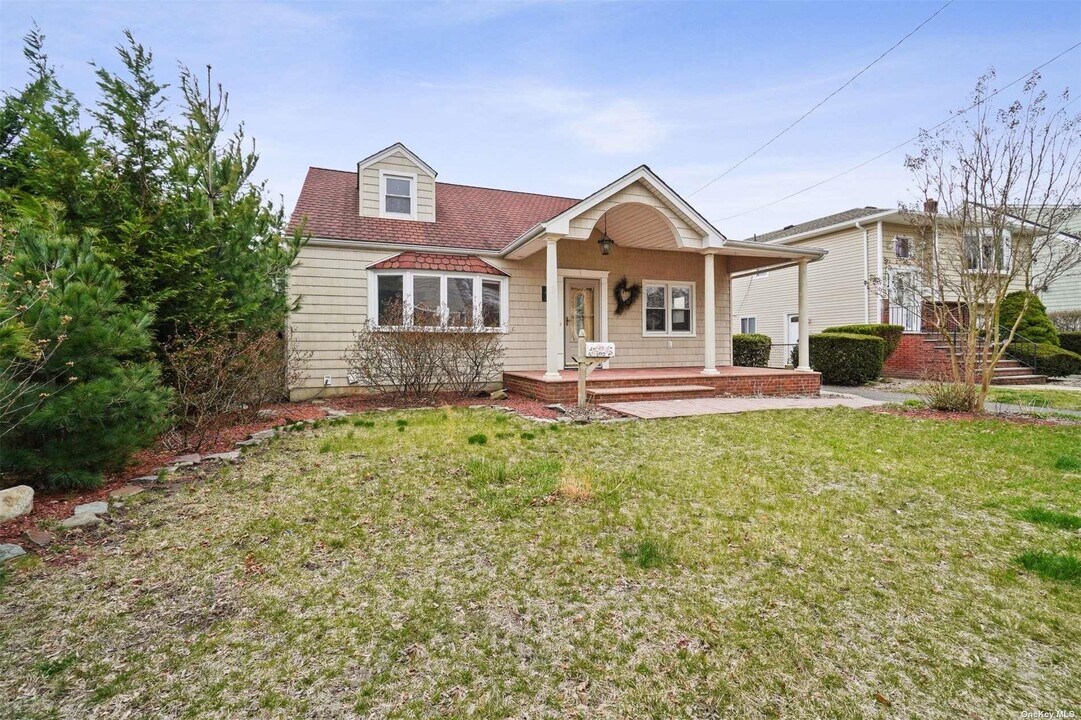 1670 Abby Rd in Merrick, NY - Building Photo