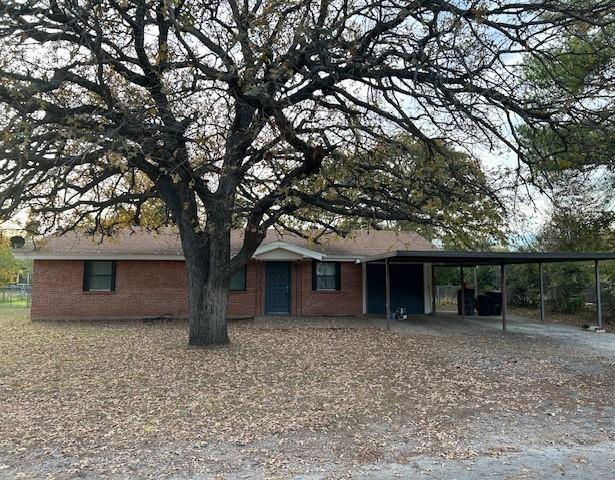 1013 Red Oak St in Azle, TX - Building Photo