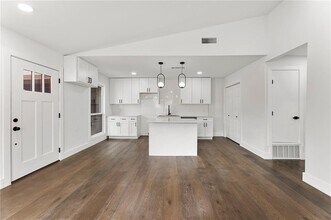 1605 Rutland Dr in Austin, TX - Building Photo - Building Photo
