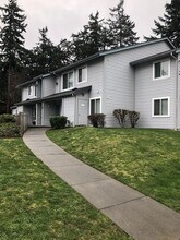 Harbor Heights (31 & 65 NW Crosby Ave) in Oak Harbor, WA - Building Photo - Interior Photo