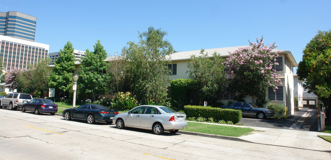 Dickens Court West in Sherman Oaks, CA - Building Photo - Building Photo