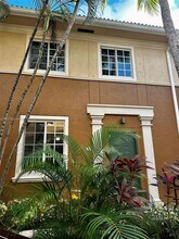 2941 NE 185th St in Miami, FL - Foto de edificio - Building Photo