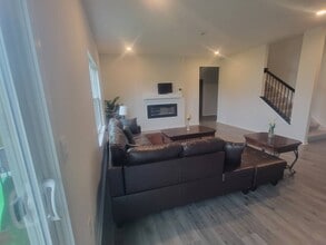 131 Natalie Ln in Granville, OH - Foto de edificio - Building Photo