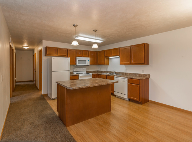 Bristol Court Apartments in Sioux Falls, SD - Building Photo - Building Photo