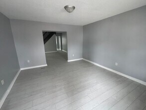 Completely Renovated 3BR/1BA Townhome located close to downtown Indy. in Indianapolis, IN - Foto de edificio - Building Photo