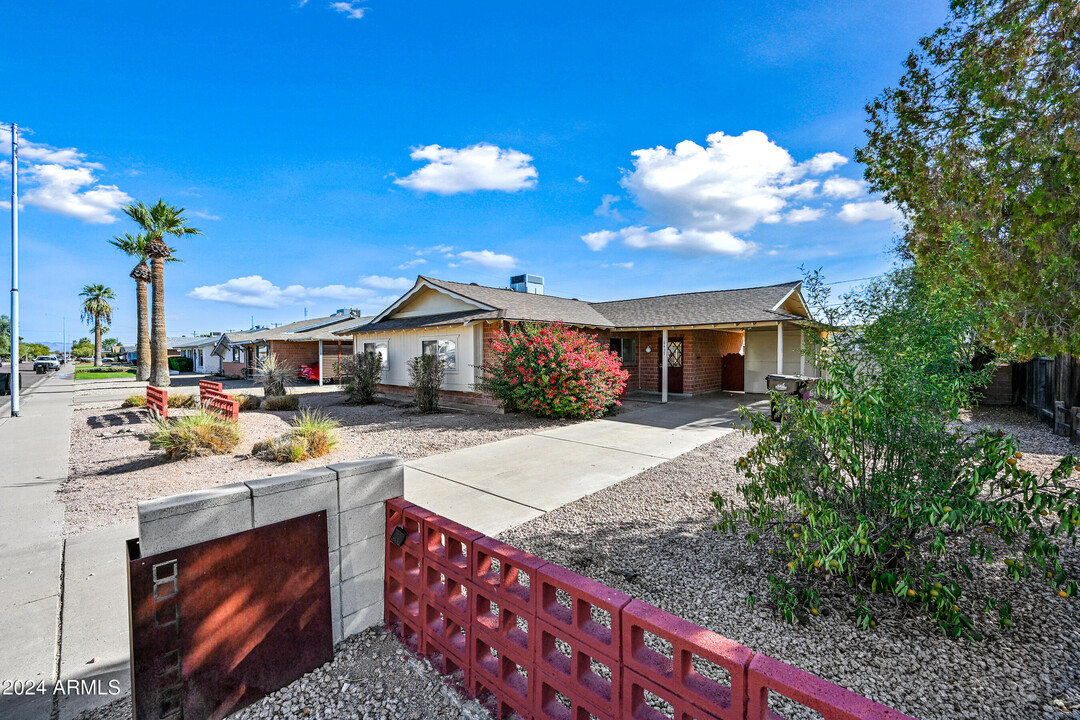 8439 E Roanoke Ave in Scottsdale, AZ - Foto de edificio