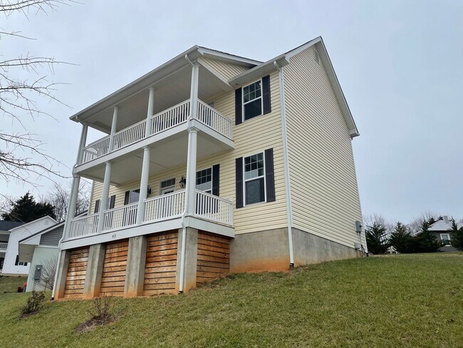 413 Evans Dr in Lexington, VA - Building Photo - Building Photo