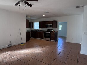 151 SE Castana Ct in Port St. Lucie, FL - Building Photo - Building Photo