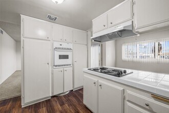 525 E. 99th St. in Inglewood, CA - Foto de edificio - Building Photo