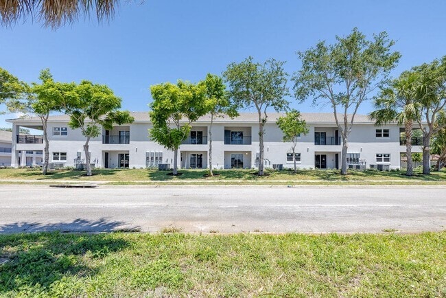 Mayfair Apartments in Fort Pierce, FL - Foto de edificio