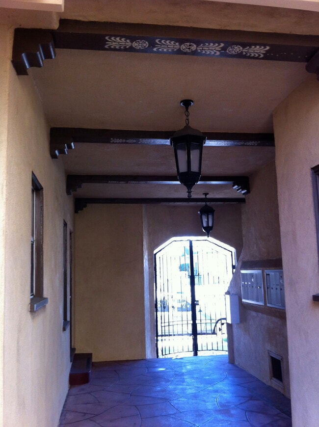 774 Redondo Ave, Unit 1 in Long Beach, CA - Building Photo - Building Photo