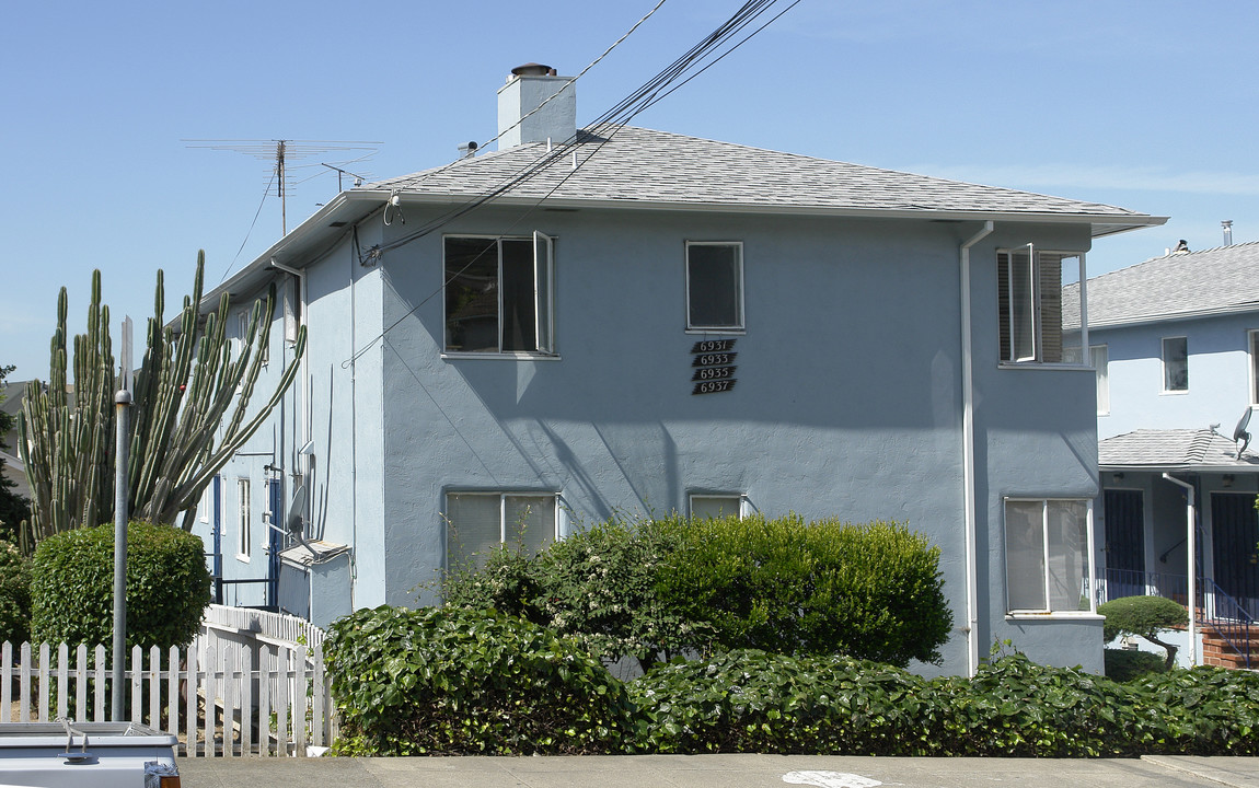 6931-6937 MacArthur Blvd in Oakland, CA - Building Photo