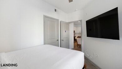 1001 S Center St, Unit 1220 in Arlington, TX - Building Photo - Building Photo