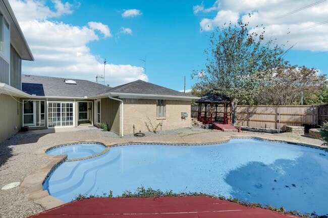 property at 1216 Horizon Trail