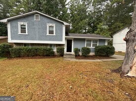 2318 Cherokee Valley Cir in Lithonia, GA - Building Photo