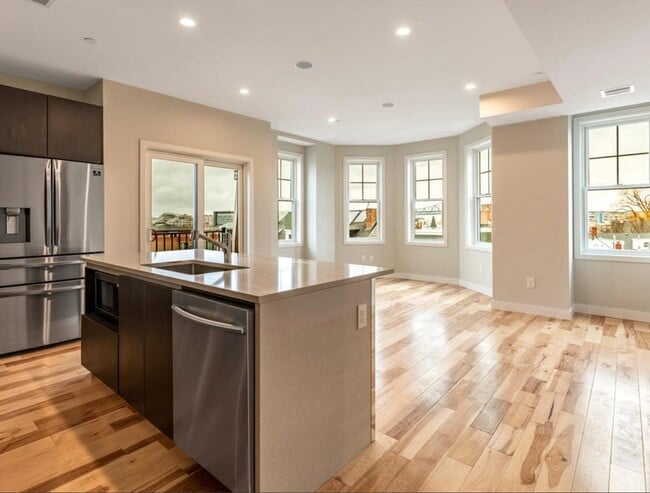 39 Lexington St in Boston, MA - Building Photo - Building Photo