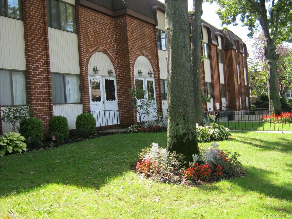 737 Chestnut St in Cedarhurst, NY - Building Photo