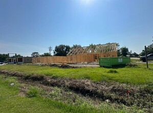 1318 Stowell St in Anahuac, TX - Building Photo - Building Photo