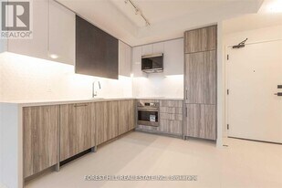 2485 Taunton Rd in Oakville, ON - Building Photo