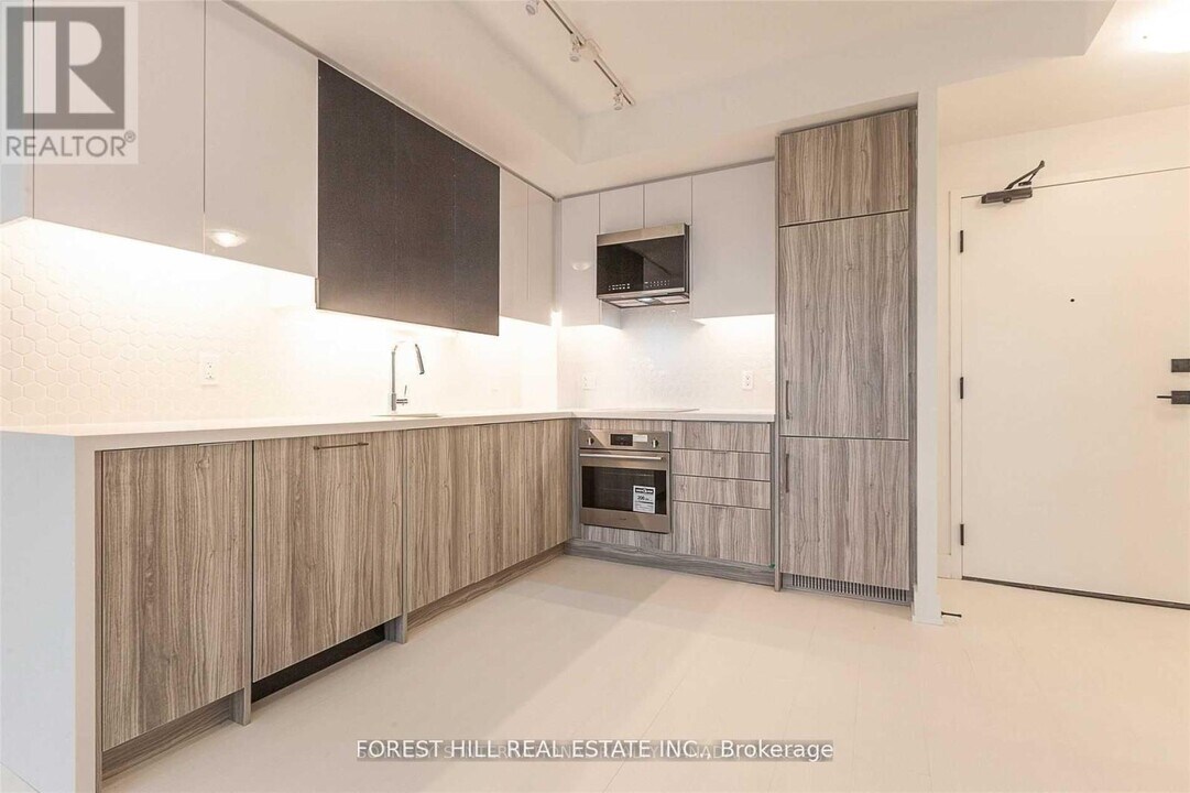 2485 Taunton Rd in Oakville, ON - Building Photo