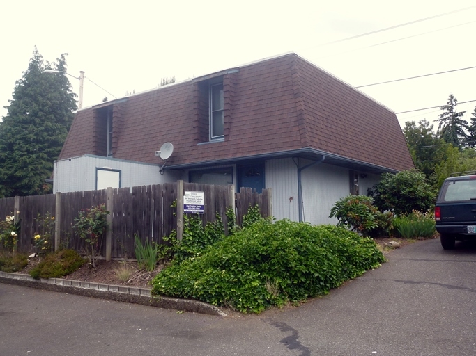 14740-14742 E Burnside St in Portland, OR - Building Photo