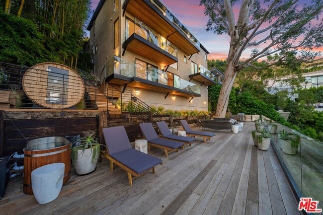 8800 Hollywood Blvd in Los Angeles, CA - Foto de edificio - Building Photo