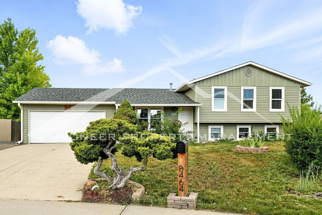 8464 W 74th Pl in Arvada, CO - Building Photo