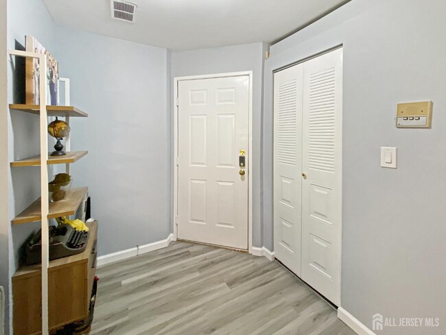 5062 Beech Ct in Monmouth Junction, NJ - Building Photo - Building Photo