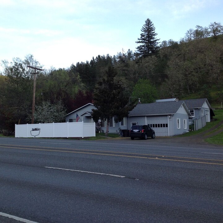 7731 N Umpqua Hwy in Roseburg, OR - Building Photo