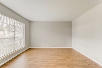 University Villas Apartments in Fort Worth, TX - Building Photo - Building Photo