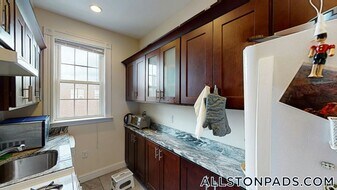 15 Glenville Ave, Unit 10 in Boston, MA - Building Photo