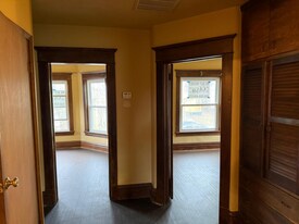 107 N Oakland Ave, Unit 2 in Sharon, PA - Building Photo