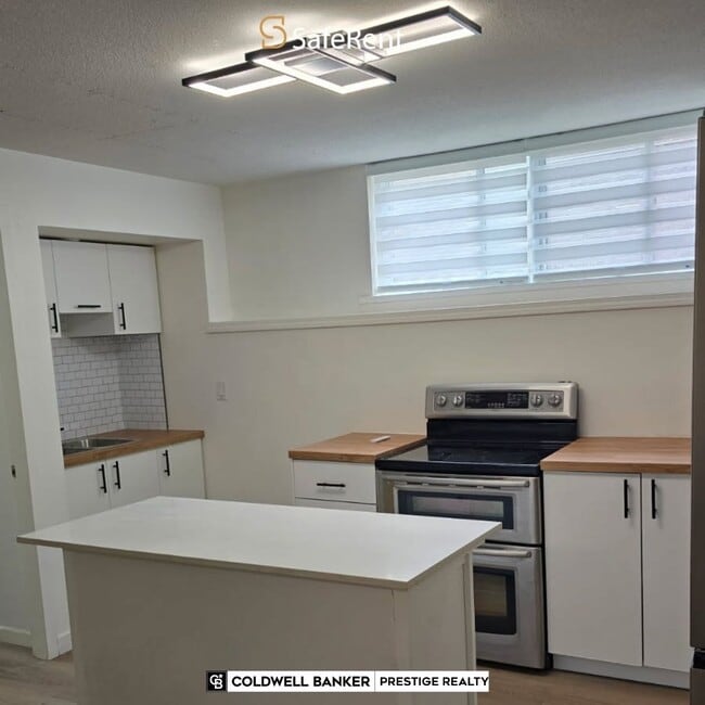 362 14th St W in North Vancouver, BC - Building Photo - Building Photo