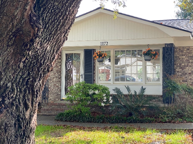 property at 1172 Landsdowne Dr
