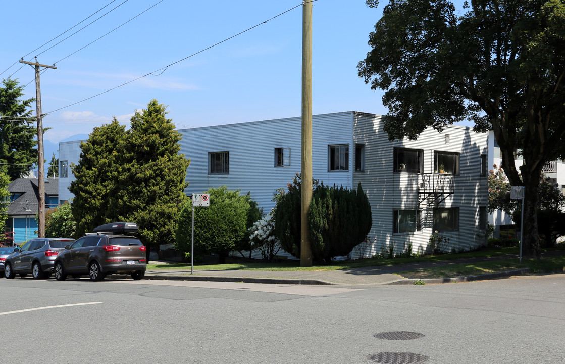 Sorrento Arms in Vancouver, BC - Building Photo