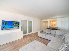 555 NE 15th St in Miami, FL - Foto de edificio - Building Photo