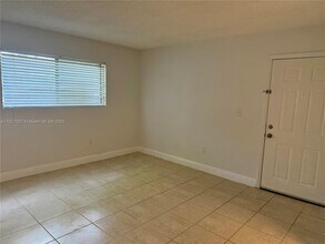350 Palm Cir W in Pembroke Pines, FL - Building Photo - Building Photo
