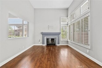 1092 Amberton Ln in Thousand Oaks, CA - Foto de edificio - Building Photo