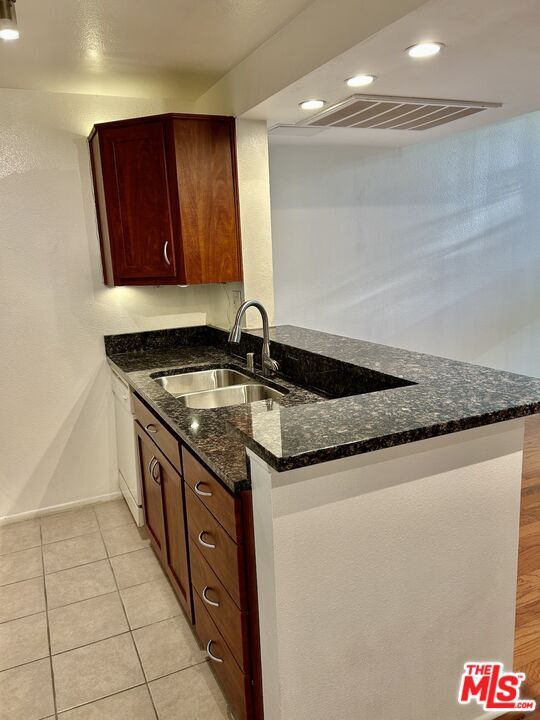 18645 Hatteras St in Los Angeles, CA - Building Photo - Building Photo