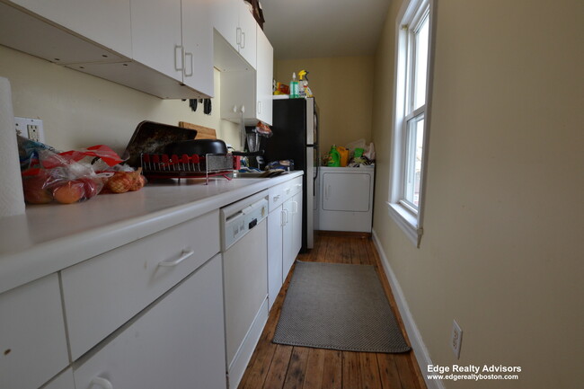 102 Dustin St, Unit 2 in Boston, MA - Foto de edificio - Building Photo