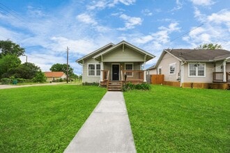 201 W Pitts Ave in Pasadena, TX - Building Photo - Building Photo