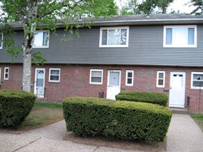 11 Camelot Dr in Bloomfield, CT - Building Photo - Building Photo