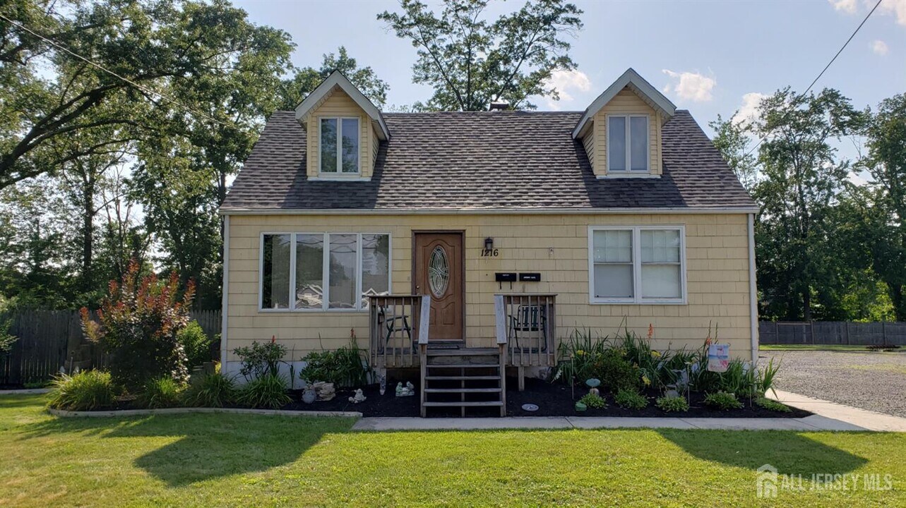 1216 S Washington Ave in Piscataway, NJ - Building Photo