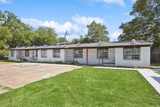 2223 Jb Jackson Jr Blvd in Dallas, TX - Foto de edificio - Building Photo